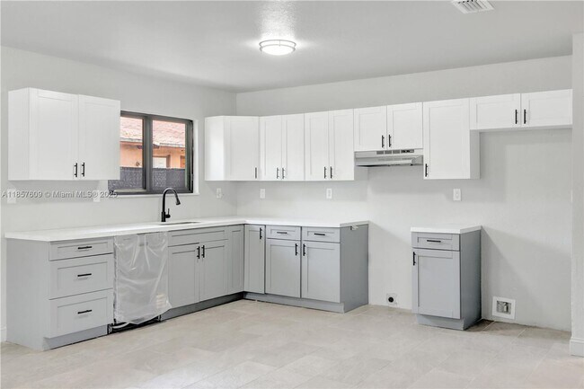 Building Photo - 861 NW 6th Ave Rental