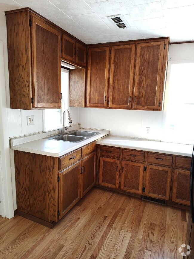 Building Photo - 200 W Mill St Rental
