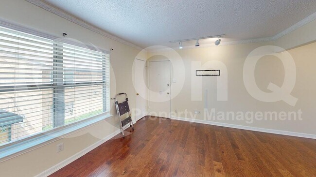 Photo - 5835 Sandhurst Ln