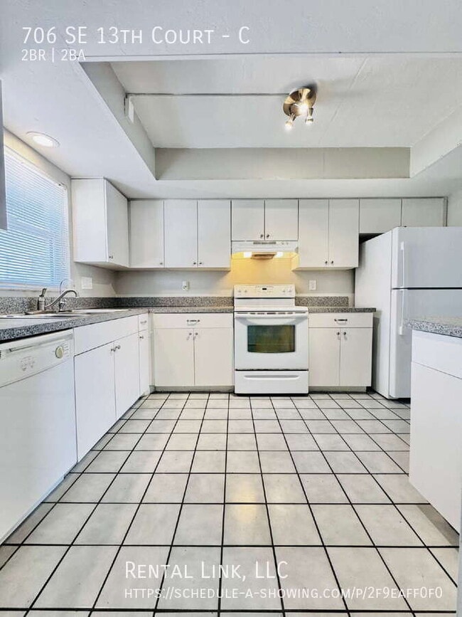 Building Photo - 706 SE 13th Ct Unit C