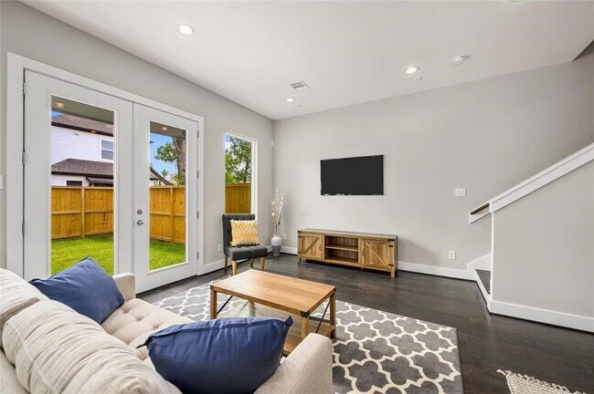 Photo - 105 W Whitney St