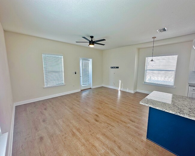 Photo - 1736 W Walnut St