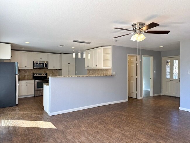 Photo - Lake Front 4 Bedroom / 2 Bath