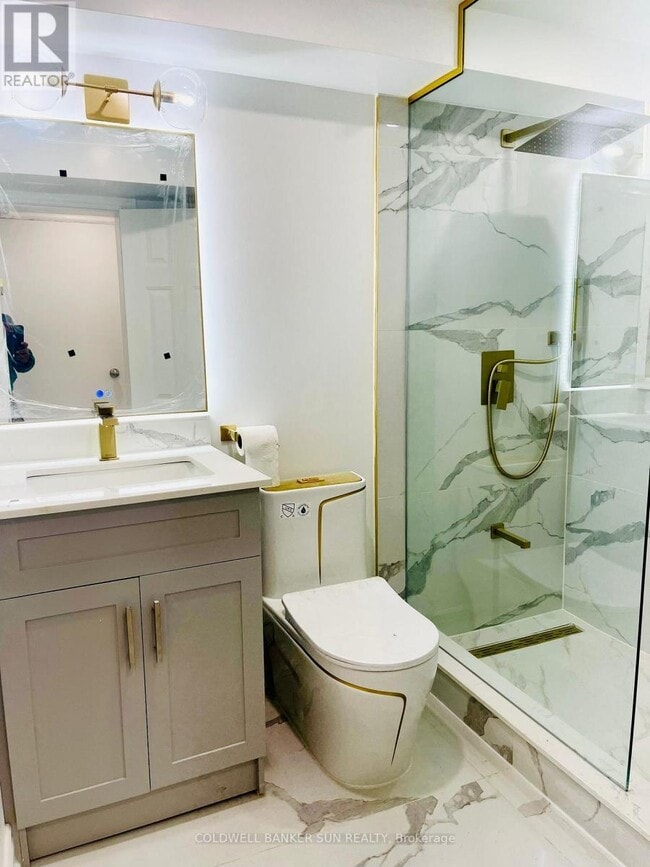 Photo - 220 Bloor St W