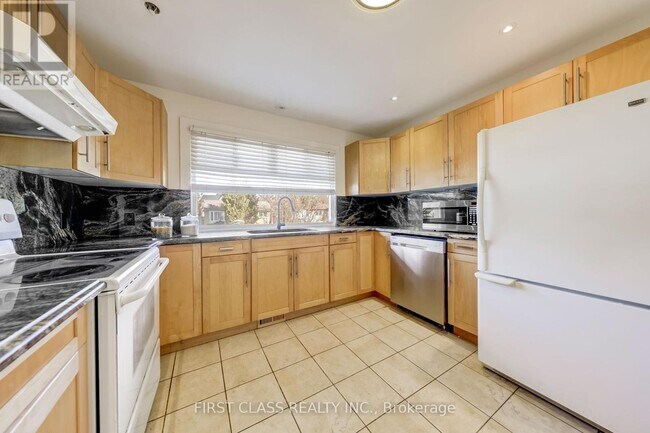 Photo - 12 Cartier Crescent