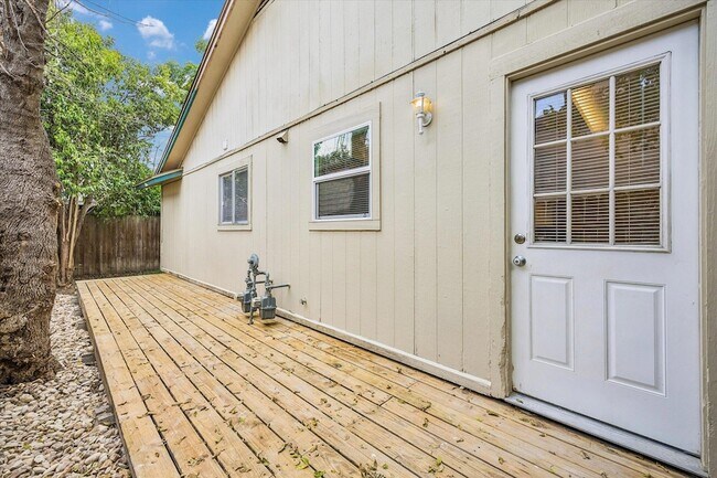 Photo - 904 Sirocco Dr Unit A