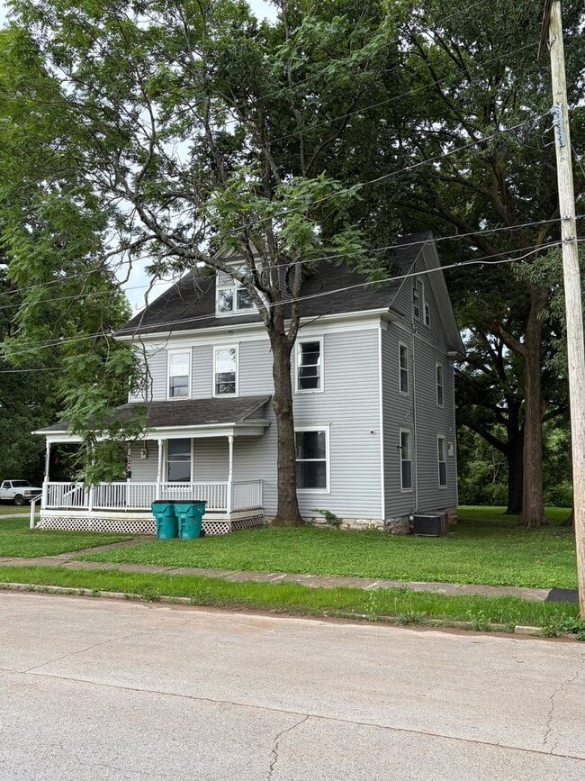 Building Photo - 724 W Elm St Unit 2