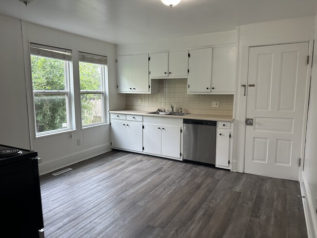 Kitchen - 275 E Green Bay Ave Unit 275