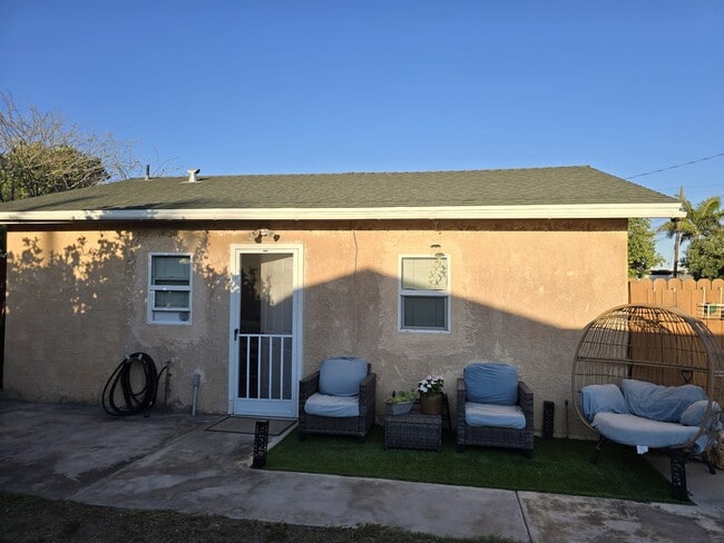 Front - 4758 Walnut Ave Casa
