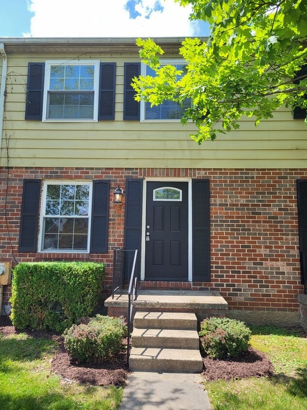 RARE 3-Bed Townhome in Fox Ridge Manor! - RARE 3-Bed Townhome in Fox Ridge Manor!