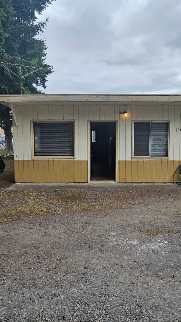 Building Photo - 1 bedroom duplex close to shopping Rental