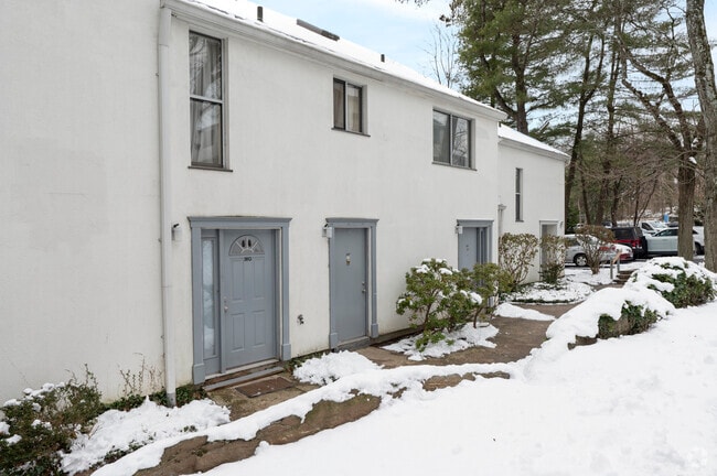 Putnam Green - 1BD, 1BA Entrance