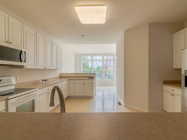Building Photo - Spacious Unfurnished 3-BR, 2.5-BA year-rou...
