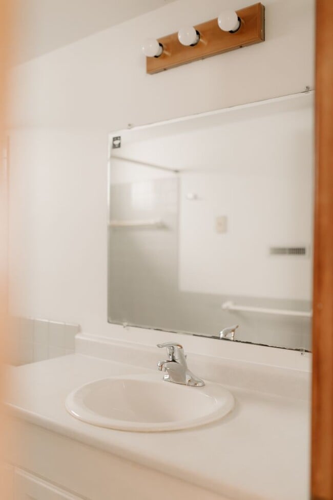 Photo - 533 Maple Square