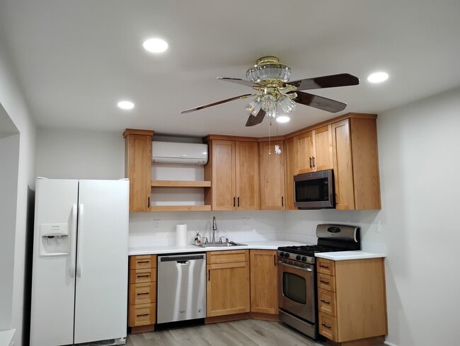 Building Photo - 1671 Lisbon Ln Unit A