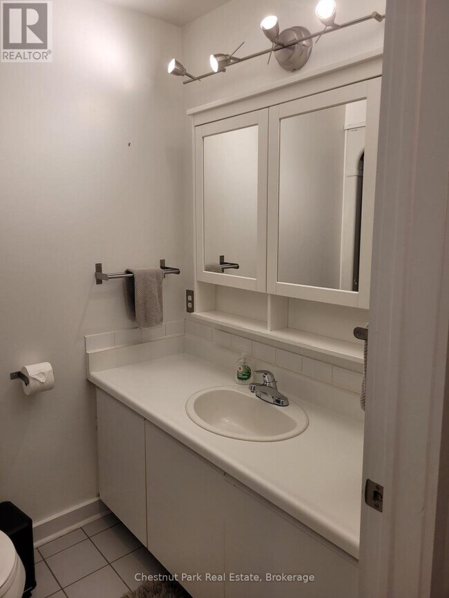 Photo - 100 Fairway Crescent