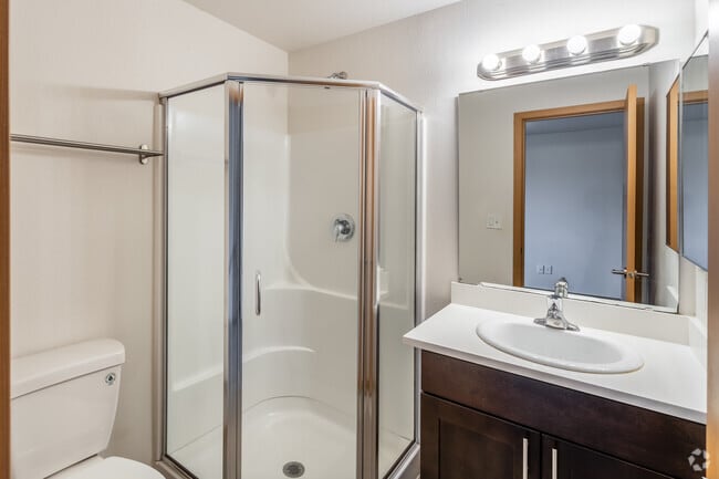 4BR, 3BA - 1,200SF - Bathroom