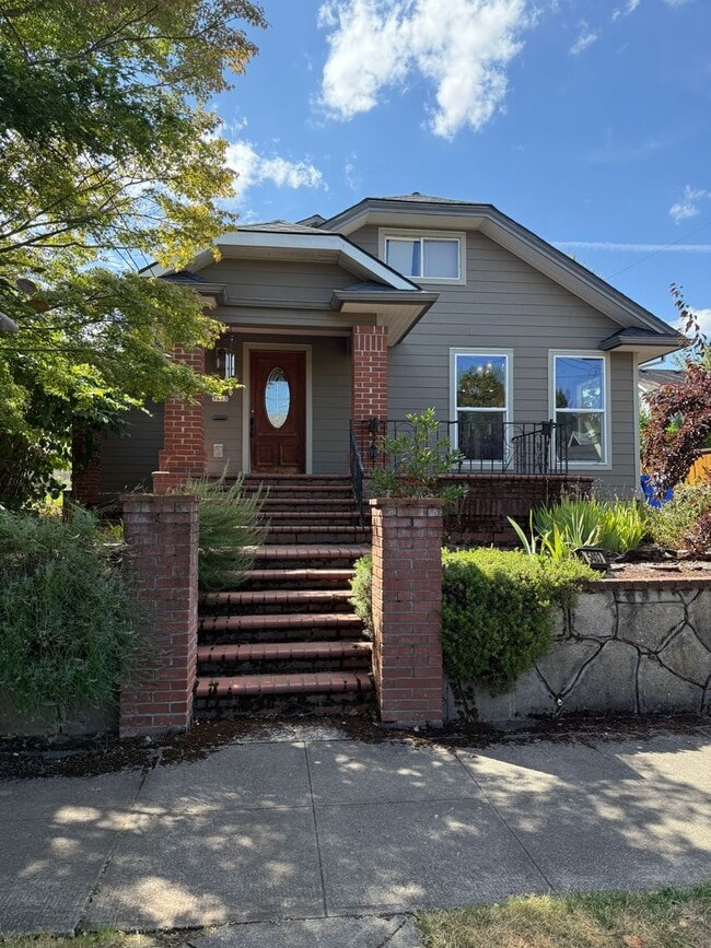 Unique, spacious 4-bdrm/3-bath Craftsman w... - Unique, spacious 4-bdrm/3-bath Craftsman w... House