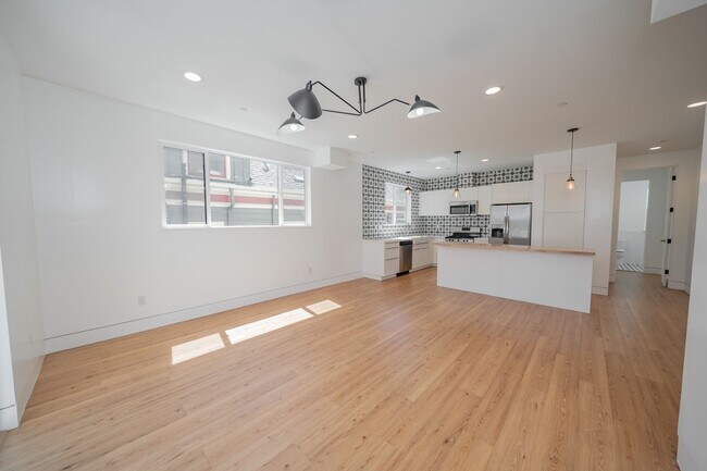 Building Photo - 848 32nd St Unit 848 32nd Street