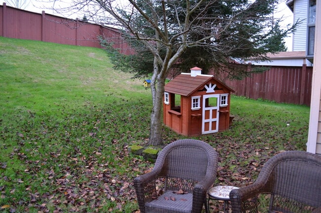 Photo - Federal Way tri-level rental home - 3 bedroom plus den, 3 bathrooms, 2 car garage, Available NOW!