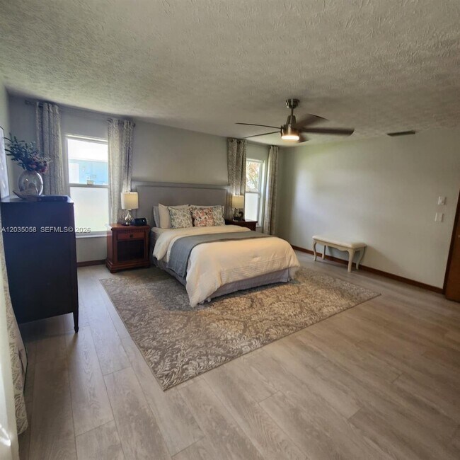 6101 Palmetto Dr