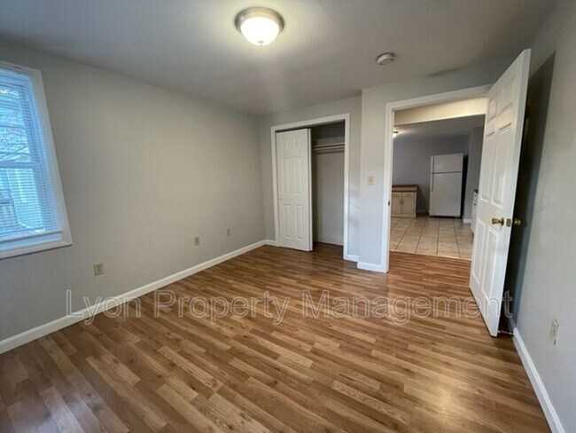 Photo - 1596 Lonsdale Ave Unit 1