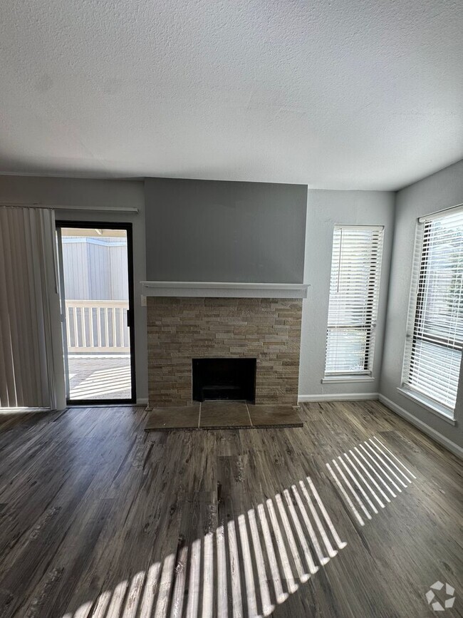 Building Photo - Remodeled 2-Bed, 2-Bath Condovwalking dist...