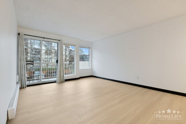 Photo - Newly Renovated 1 Bed 1 Bath Condo in the Heart of White Rock Unité 107