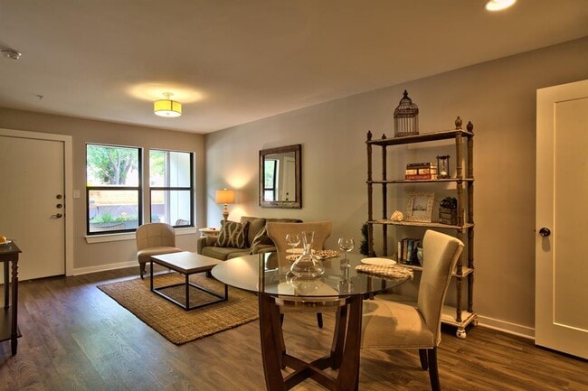 Photo - 924 E 51st St