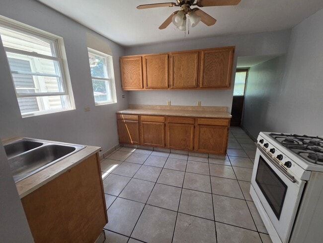 Building Photo - Lower 2 bedroom Unit 1046 E 4th St