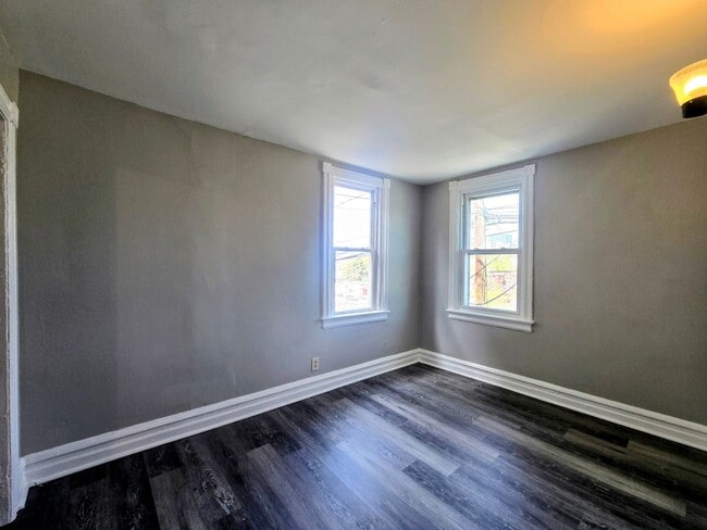 Building Photo - 514 Auburn St