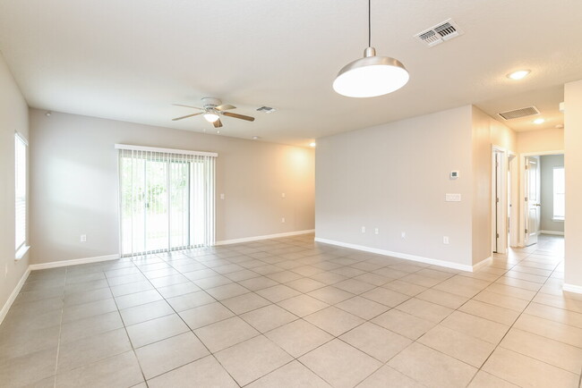 Photo - 956 Louvre Ct