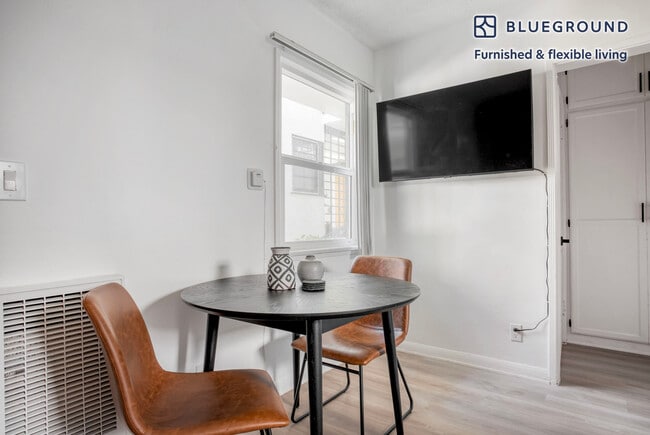 Photo - 944 Tiverton Ave Unidad FL2-ID1209