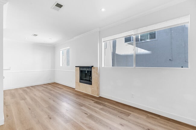 Photo - 4034 Redwood Ave