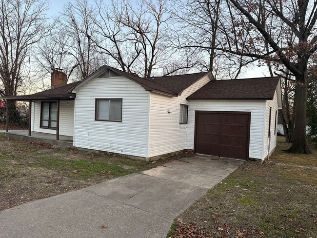 Building Photo - Available Now! 3-Bed, 1-Bath Home w/ Garage - Central Springdale, right next to Springdale High S...