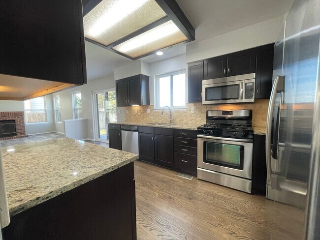 Photo - Northridge Dr Unidad Rm A (Master Bedroom)