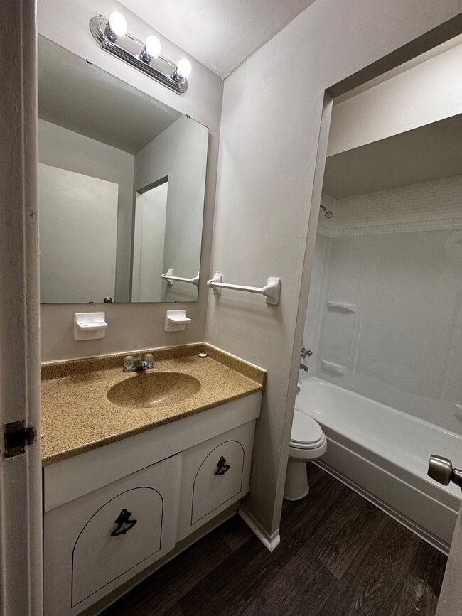 The Groves Apartments and Townhomes Florissant, MO