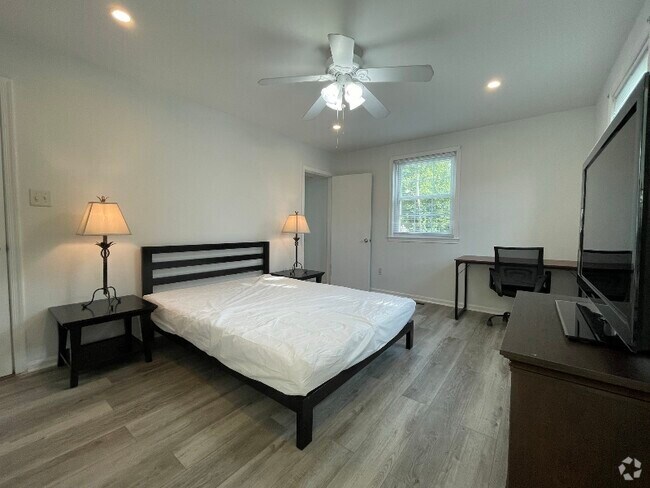 Building Photo - 4199 University Dr Rental