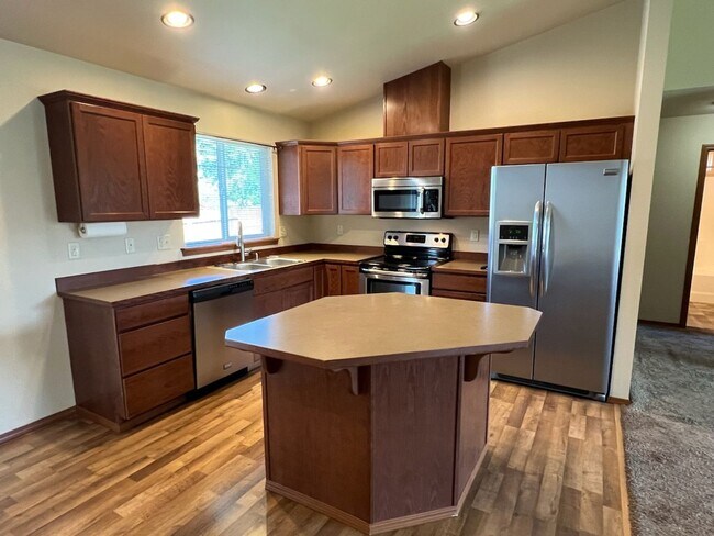 Photo - Beautiful 3 bed/2 bath home with garage, a/c and private covered patio!