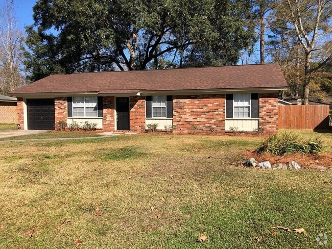 Building Photo - 3 Bedroom/2Bath Home Located In The Heart ...