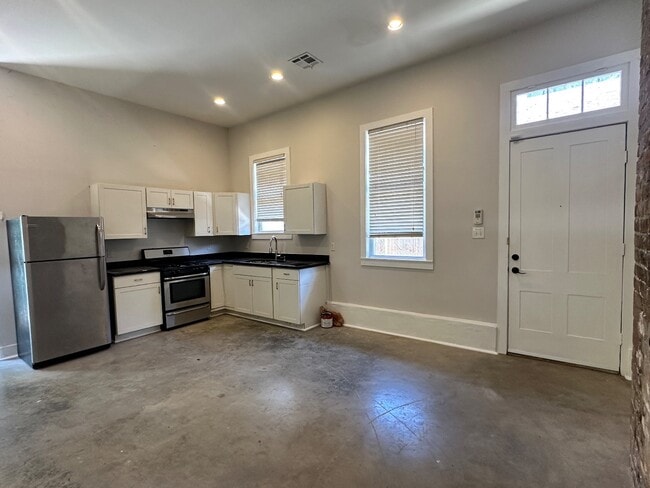 Chic 1BR with High Ceilings, In-Unit Laundry, and Courtyard—Near Mid-City Favorites