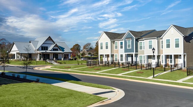 La comunidad cuenta con una gran cantidad de vegetación vibrante y bien mantenida. - Amavi Mooresville