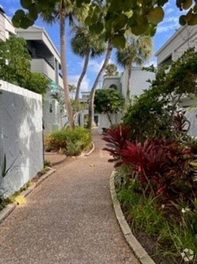 Building Photo - Venice, FL 1BR/1BA Condo with Canal View a... Unit L284