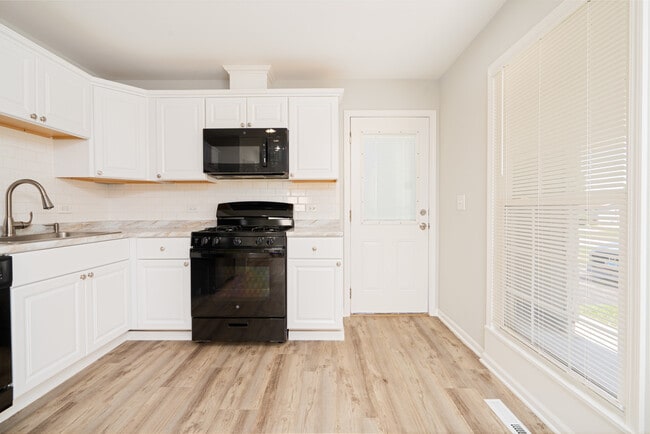 Photo - 6 E Briarwood Dr