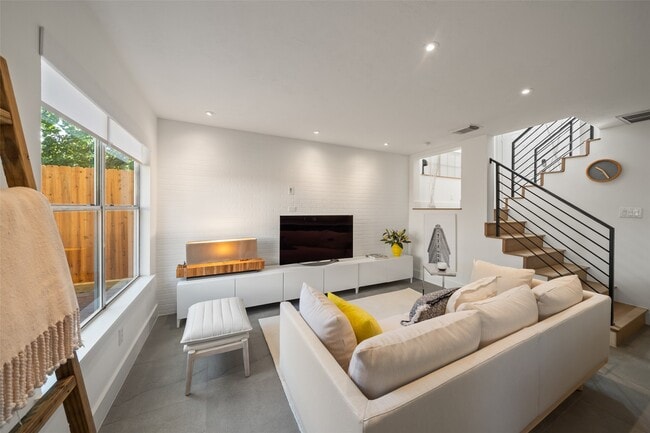 Photo - 258 Sentry Maple Pl