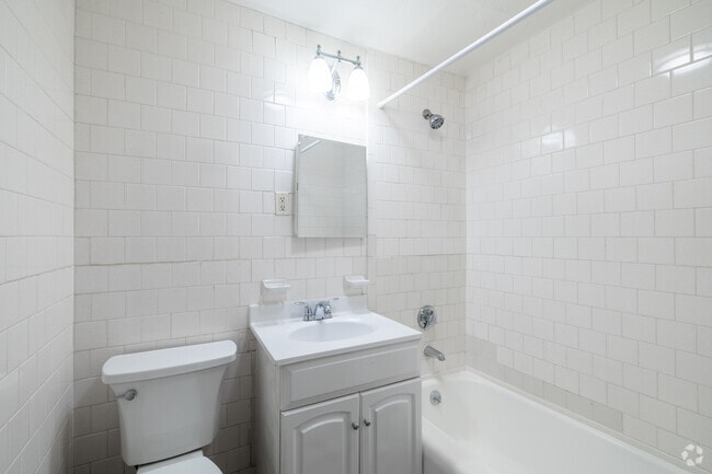 1BR, 1BA - 600SF - Bathroom