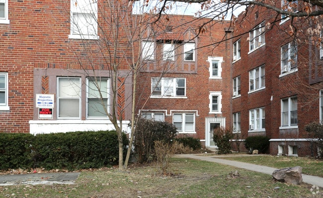2805 Stratford Ave