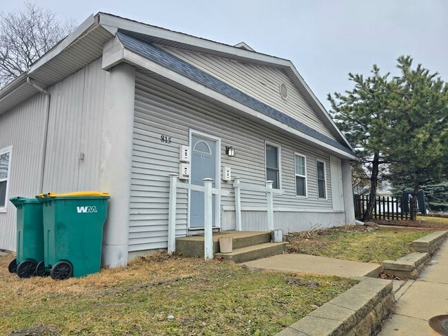 Building Photo - 815 N Main St Unit A