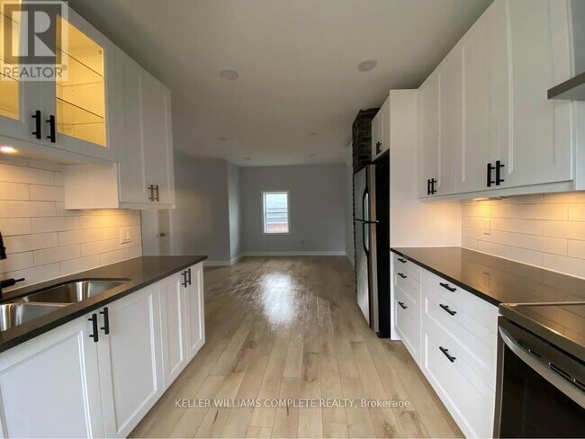 Photo - 243 Dufferin St