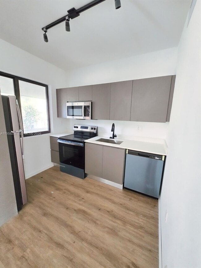 Building Photo - 753 NW 30th St Unit 1